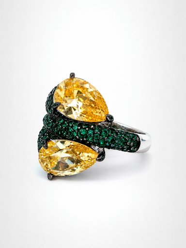 Кольцо крупное в инкрустацию изумрудами с 2 желтыми каплями Кольцо крупное в инкрустацию изумрудами с 2 желтыми каплями