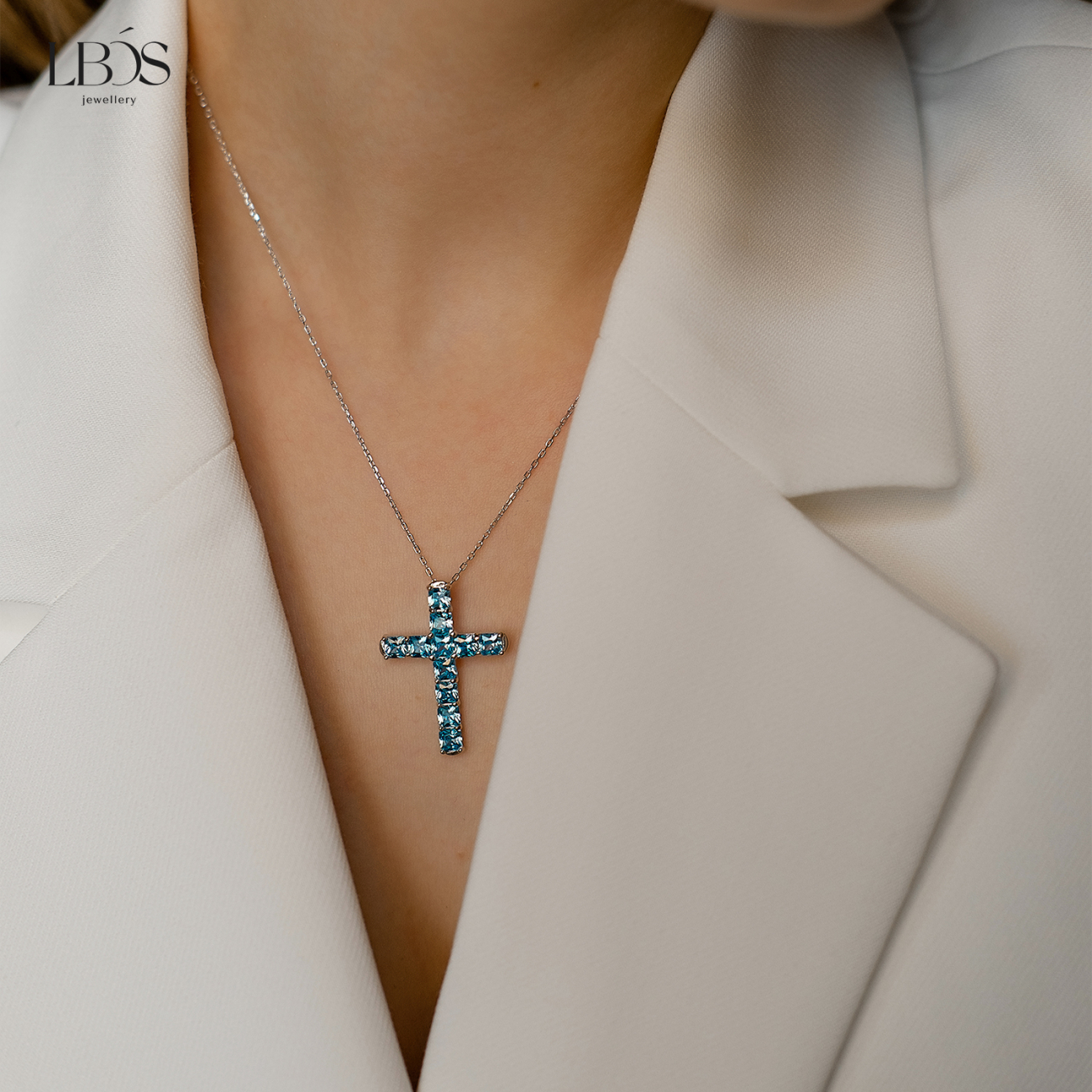 Серебряное колье 925 пробы Крест с квадратными камнями голубой