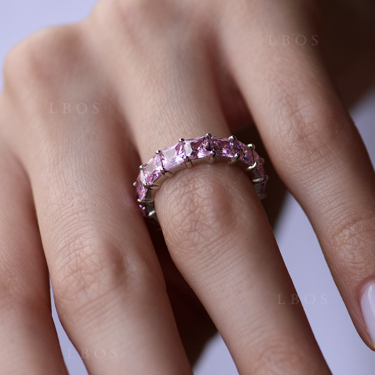 Серебряное кольцо дорожка 925 пробы с розовыми квадратными фианитами