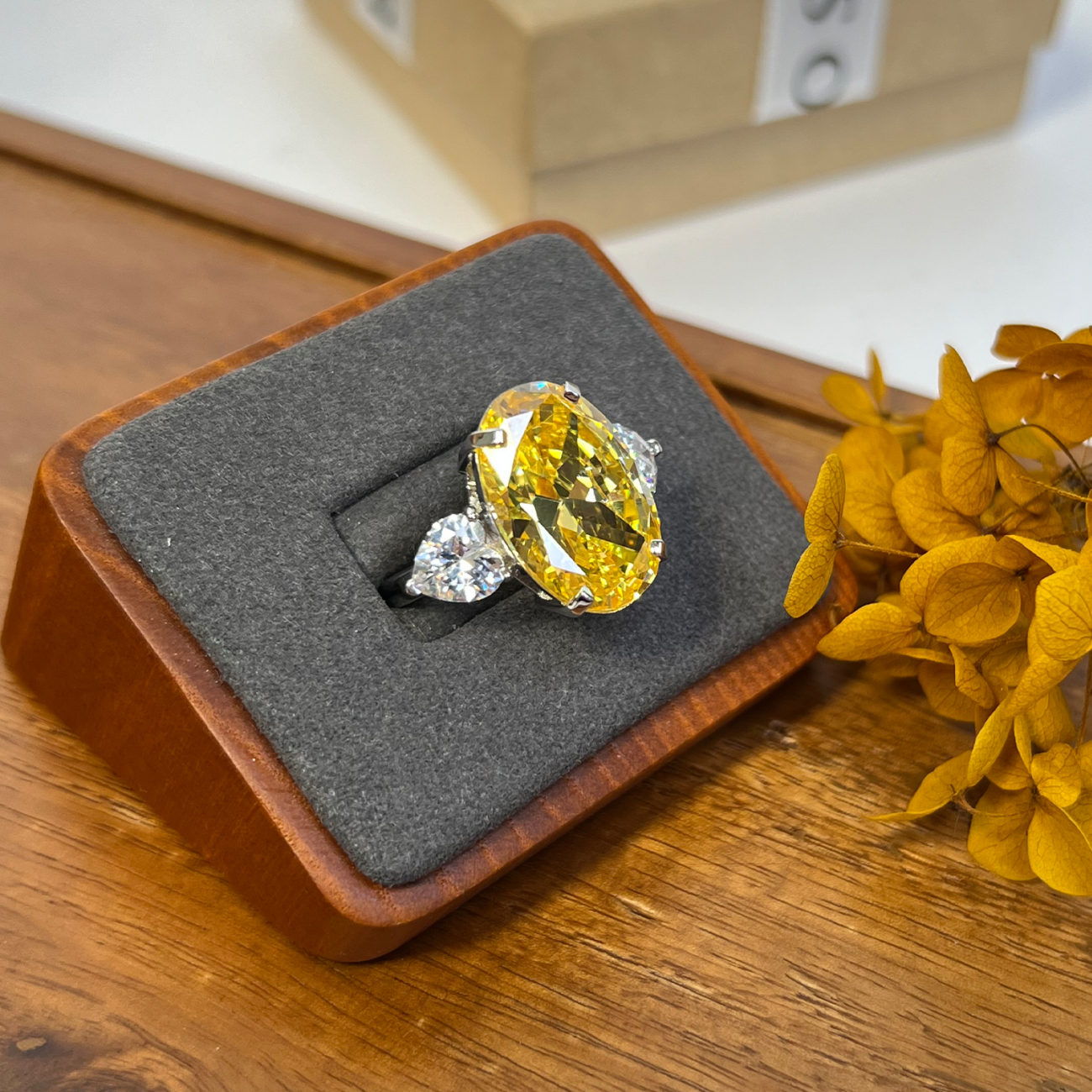 Кольцо с овальным желтым камнем