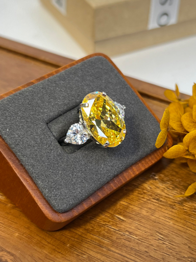Кольцо с овальным желтым камнем