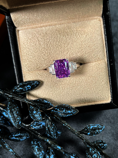 КОЛЬЦО фиолетовое прямоугольное бриллиантовой огранки