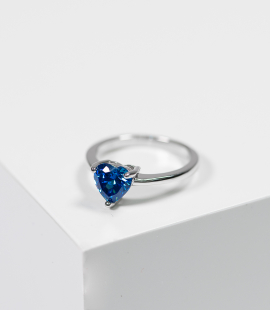 Кольцо классическое фианит сердце  синего цвета 