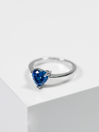 Кольцо классическое фианит сердце  синего цвета 