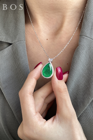 Серебряное колье 925 пробы капля цвета изумруд