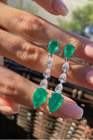 Серебряные серьги 925 пробы белые с изумрудными каплями