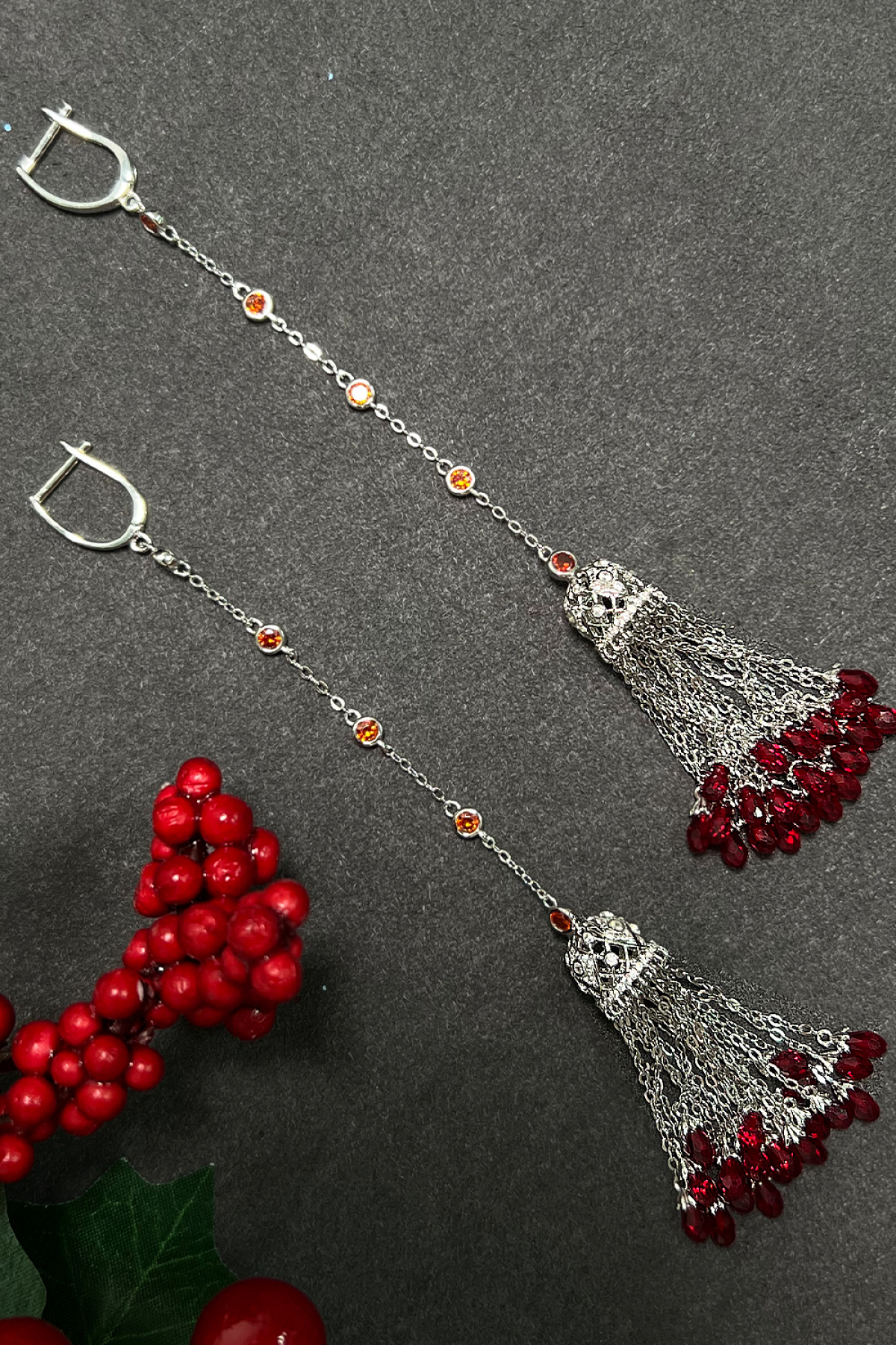 Фото Серьги кисточки завальцованными камнями красное
