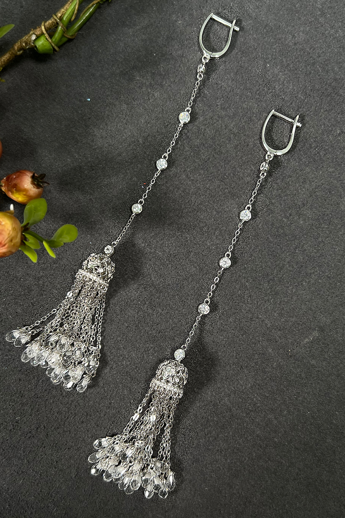 Фото Серьги кисточки завальцованными камнями белое