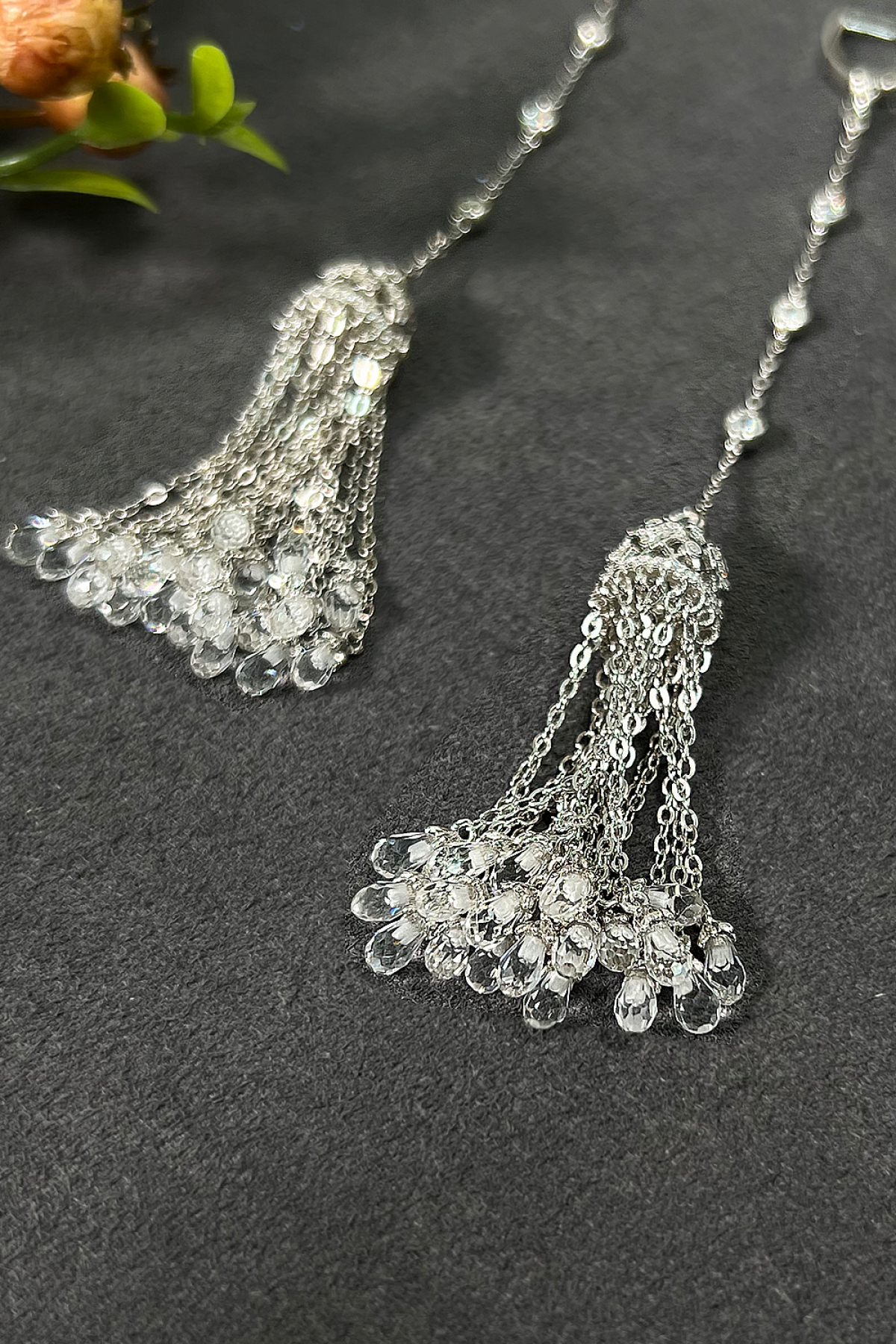 Фото Серьги кисточки завальцованными камнями белое